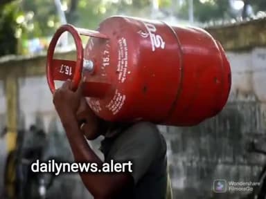 LPG Price: महंगाई से आम आदमी को राहत! एलपीजी सिलेंडर हुआ 115 रुपये सस्ता, जानें लेटेस्ट रेट्स :
#inflation 
#cylinder
