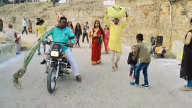 #चौथे और #अंतिम दिन सभी #छठ_व्रर्ती उगते हुए #सूर्य को गंगा किनारे या नदी किनारे या तालाब के पानी में खड़े होकर फल अर्पित करते हुए नमस्कार करते हैं उसके उपरांत ही #प्रसाद एवं #जल ग्रहण ( पारण) कर पूजा का समाप्त करते हैं