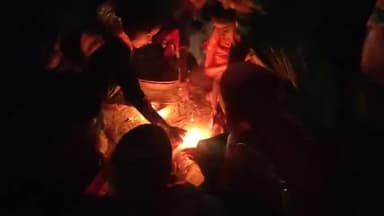 डाला लऽ बाहार भेलाऽ
बहिनो से छोटकी बहिनो ।
सभे भैया लेल डाला छिन
सुनु राम सजनी हे सुनु राम सजनी ।।
#मैथिली #सामा_चकेबा