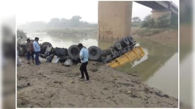 भिंड क्वारी नदी में पुल तोड़कर गिरा गिट्टी से भरा ट्रक,चालक और सहचालक केविन में फंसे
#bhind #bhindnews #bjpmp #accident