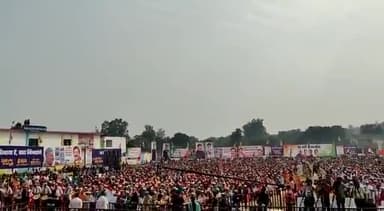 ऊना, हिमाचल प्रदेश के कांगड़ मैदान में उमड़ा भारी जनसैलाब। कांग्रेस महासचिव Priyanka Gandhi Vadra जी अब से कुछ ही देर में परिवर्तन प्रतिज्ञा रैली को संबोधित करेंगी।
#आ_रही_है_कांग्रेस