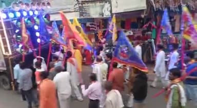 दतिया शहर में आयोजित की गई भव्य श्री खाटूश्याम जी की पालकी यात्रा एवं किला चौक पर भजन संध्या।।
इस अवसर पर बड़ी संख्या में धर्म प्रेमी बंधु शामिल हुए।।
#हारे_का_सहारा_बाबा_श्याम_हमारा