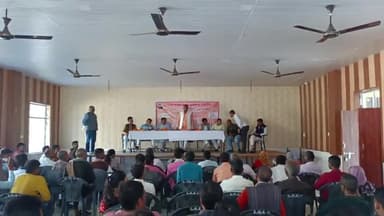 आज ब्लाक सभागार #गंजमुरादाबाद में #मुख्यमंत्री_आवास_योजना_ग्रामीण के अन्तर्गत लाभार्थियों को प्रथम किस्त हस्तांतरण एवं जिन लाभार्थियों के आवास बन चुके हैं उनको चाभी वितरण कर सरकार की योजनाओं के बारे में चर्चा की।