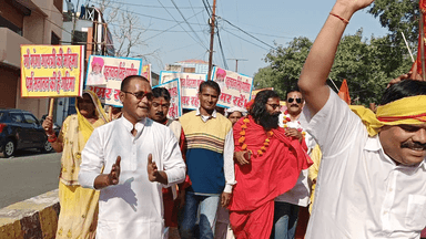 झांसी: #बिरसामुंडा बिरसामुंडा की जयंती पर निकाली गई भव्य विशाल शोभा यात्रा मुख्य अतिथि रहे वरिष्ठ समाज सेवी डा. संदीप सरावगी