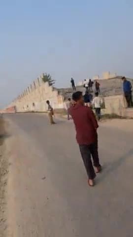 रायबरेली: रायबरेली जिले के शारदा नहर पुल पर बरखा पुर के पास निकला एक मोटा सा अजगर
#newsnt24 #raebarali बरेली