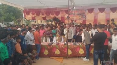 छतरपुर: #पिपरा बाजार में हो रहे मार्शल क्रिकेट टूर्नामेंट का फाइनल मुकाबला छतरपुर बनाम औरंगाबाद के बीच हुआ जिसमे छतरपुर विजयी