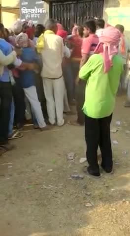 #खाद की #किल्लत। #नोखा में #खाद नहीं मिलने से किसानों को बड़ी #समस्या का सामना करना पड़ रहा है, खाद के लिए लम्बी लाइन।