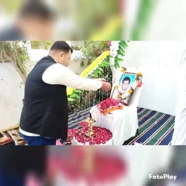 अपने 212 डेहरी विधानसभा क्षेत्र के नागा पथ के निवासी बड़े भाई उमाशंकर यादव जी के पिता हीरा लाल यादव जी(अध्यक्ष, पूर्व मध्य रेल यूनियन ) का निधन बीते दिनों हो गया था। आज उनके #श्राद्ध में शामिल हो अपनी #श्रद्धांजलि अर्पित किया !!