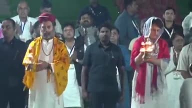 ओम्कारेश्वर में माँ नर्मदा घाट पर मां नर्मदा की आरती करते हुए मा राहुल गांधी जी,श्रीमती प्रियंका गांधी जी,
नर्मदे हर
#BhararJodoYatra
#bhartjodoyatra