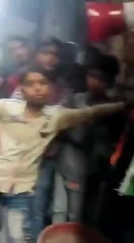 ये कांग्रेस के नेता है और अपनी बेटी के लिये प्रचार कर रहे है। सोचिये, अगर जीत गये तो क्या ही करेंगे।
#MCDElection