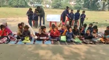 अयोध्या खाकी वाले गुरुजी दरोगा ने भिक्षावृत्ति से जुड़े गरीब बच्चों को जर्सी प्रदान की
#ayodhyapolice #upppolice #upbjp