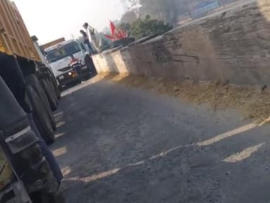 इटावा: #rohit rajput #
basrehar me gatbai bale pul se 2 gante jam lga huaa hii our jam jayada jayada badta hee ja rha hii
🤨🤨