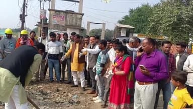 आज नगर पालिका #बांगरमऊ में #आजादी_के_अमृत_महोत्सव के अवसर पर #विशेष_स्वच्छता_अभियान के अन्तर्गत सफाई करते हुए।
इस अवसर पर चेयरमैन इजहार खान,अधिशाषी अभियंता राकेश कुमार,सभासद एवं सफाई कर्मी मौजूद रहे।