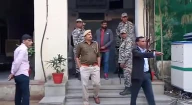 सीकर: सीकर राजू ठेठ हत्याकाण्ड के मुख्य आरोपियों को आज सीकर कोर्ट में पेश
#sikar #sikarnews