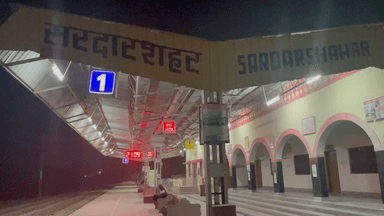 Sardarshahr: सरदारशहर :रेलवे स्टेशन पर आज नई घड़ी लगी है तो जनता के लिए बहुत ही फायदेमंद है #sardarshahr #news #news18