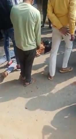 रोहतास थाना समीप मिल्की गाँव मे ट्रक के चपेट में आने से बाइक सवार युवक का हुआ मौत #rohtasdastaknews #rohtasdistric