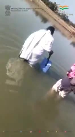 बिहार के अररिया जिले में बकरा नदी में कमर तक पानी को पार कर #Measles की रोकथाम के लिए बच्चों तक टीका उपलब्ध कराने जाते स्वास्थ्यकर्मी।