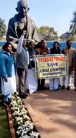 #FundForAMUKishanganj के लिए Congress MPs का धरना प्रदर्शन आज भी जारी