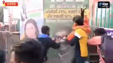 मांडू: मुख्यमंत्री हेमंत सोरेन के खिलाफ स्टूडेंट्स का आक्रोश, फाड़े बैनर- पोस्टर, किया उग्र प्रदर्शन
#Ramgarh #studentspower