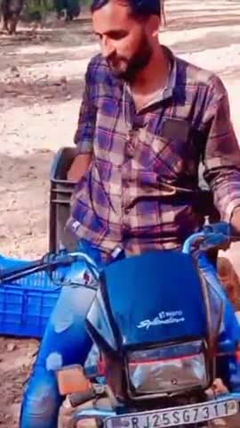 सवाई माधोपुर: अमरेश्र्वर महादेव के बंदरो की सेवा करते हुऐ हर🙏 हर🙏 हर🙏 हर🙏 हर🙏 हर🙏  महादेव 🙏🙏 #सवाई माधोपुर अमरेश्र्वर महादेव