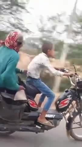ऐसा #नाती भगवान किसी किसी को न !😳😳
... #दादी को जीते जी , #स्वर्ग भेजने की तैयारी करता हुआ,
एक #नाती ...😌😌 धीरे चला बे..🤨🤨😊