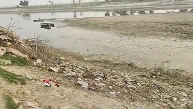 मनिहारी: गंगा नदी किनारे कूड़े का अंबार, नगर पंचायत सोई हुई है जबकि सालाना करोड़ों का फण्ड नमामि गंगा के तहत् #मनिहारी को आता है