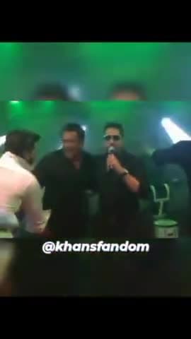 देर रात बनाया गया #सलमानखान का जन्म दिन #sharukhkhan भी थे मौजूद