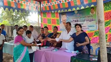 మండలంలోని 333 మంది 8వ తరగతి విద్యార్థులకు జడ్పీటీసీ, ఎంపీపీల చేతుల మీదుగా బైజూస్ ట్యాబ్ల పంపిణీ