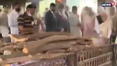 मां हीराबा की 100 वर्ष की यात्रा समाप्त
प्रधानमंत्री नरेंद्र मोदी ने दी मुखाग्नि
पंचतत्व में विलीन हुईं मां हीराबेन मोदी
#HirabenModi