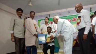 వి.ఆర్.పురం మండలం చొక్కనపల్లికి చెందిన గిరిజన యువరైతు తోడం రాజుకు భూమిపుత్ర పురష్కారం