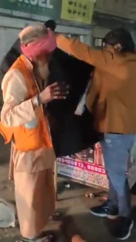 उरई: कड़ाके की ठंड में लोगो को कंबल वितरित करते हुए #अंकुश हरदुआ