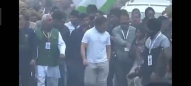 जब पूरे देश में नफरत का माहौल बनाया जा रहा हो, एक दूसरे को जाति धर्म के खिलाफ लड़ाया जा रहा ...उस समय सांप्रदायिकता के सीने पर लात रखकर, कड़कड़ाती ठंड में ऐतिहासिक #BharatJodoYatraInUP का साक्षी बनी Rahul Gandhi जी के कदम से कदम मिलाकर चली