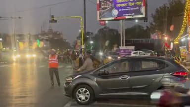 इंदौर में ट्रैफिक महाअभियान को संभालते संस्था स्प्रेडिंग स्माइल्स के युवा।
.
#indorecity #indorebreaking #indorelive