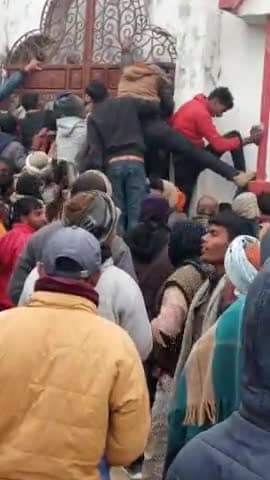#यूरिया का #भारी #किल्लत किसान अपनी #जान को दांव पर #लगा कर के भीड़ गए हैं