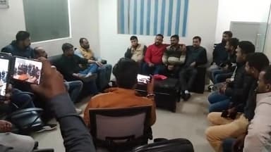 भूलोक अतल पाताल देख, गत और अनादत काल देख।
यह देख जगत का आदि सर्जन, यह देख महाभारत का रण।।
लखनऊ के बिजनेसमैन मित्रो के बीच #रश्मिरथी का पाठ किया।
आपका #अवधकेसरी