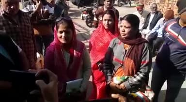 अंतराष्ट्रीय हिन्दू परिषद के नि:स्वार्थ सड़क गौ सेवा रथ द्वारा आमजन के सहयोग से शीतकालीन उपयोगी गर्म वस्त्रों (शॉल, जैकेट, कम्बल, स्वेटर) को इकट्ठा कर गरीब बेशहारा को वितरण करने का कार्य शुभारम्भ किया सर्दियों तक ये अभियान चलेगा #9414241645