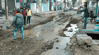 मंदसौर के वार्ड न.3 में नगर पालिका द्वारा ठीक लाइन नही डालने के कारण हजारों लीटर पानी व्यर्थ बहा #mandsaurdiatrict