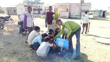 ग्राम पंचायत सारंगाखेड़ी के शासकीय माध्यमिक विद्यालय में पंचायत सचिव व स्कूल के बच्चों द्वारा किया गया पौधारोपण #पौधा @