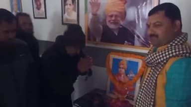 #स्वामी #विवेकानंद की #जयंती पर #भाजपा नगर मण्डल #देवरिया के #कार्यकर्ताओं के साथ #पुष्पांजलि कर #नमन किया।