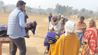 अपने क्षेत्र में क्षेत्रीय भ्रमण के दौरान मिले असहाय बुजुर्गों एवं ज़रूरतमंदो को इस ठिठुरतीं ठंड में कम्बल भेंट किए।
#SharadYadav #RajendraYadav #बाँका #बेलहर #फुल्लीडुमर