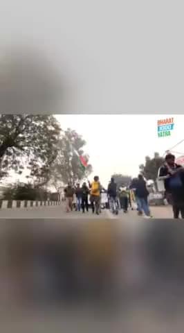 भारत जोड़ो यात्रा में कन्याकुमारी से कश्मीर तक सबसे ऊंचा तिरंगा लेकर चल रहे स्वराज परिवार के साथी वीरेंद्र सिंह भगोडिया।
➡️ सुनिए उनकी कहानी उन्ही की ज़ुबानी
#bharatjodayatra #BharatJodo