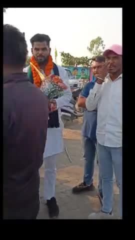 अकेले रहने में कभी मत डरना क्योंकि #बाज हमेशा अकेले उड़ता है और #कबूतर झुंड में...
#nsuicg #nsui