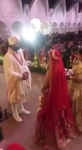 आज कल जिस फूहड़ता और अभद्रता से वर माला की जाती है इसके पूरे मंत्रोच्चार के साथ पूरी शालिनता से, सांस्कृतिक विधि विधान से वरमाला पूरी करवाई।
🚩 #सत्य #सनातन #धर्म की जय 🚩🚩