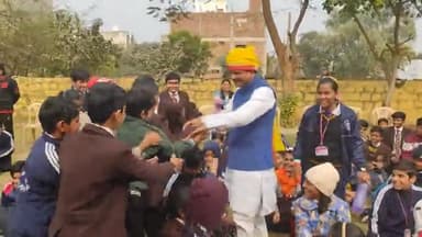 #बच्चों_के_बीच पहुंचकर बच्चे बने #सासंद डॉ मनोज राजोरिया।
सांसद से #हाथ_मिलाकर खुश हुए बच्चे।