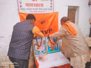 चरखारी: अखिल भारतीय विद्यार्थी परिषद चरखारी नगर इकाई द्वारा #एबीवीपी_परिषद_की_पाठशाला रूपनगर मे 74 वें #गणतंत्र_दिवस राष्ट्रीय पर्व के उपलक्ष्य पर #ध्वजारोहण किया गया और सांस्कृतिक कार्यक्रम आयोजित किए गए