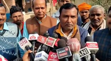 विधानसभा क्षेत्र की ग्राम पंचायत भिखारीपुर पतसिया के मजरा रतईपुरवा जाकर जनपद #उन्नाव की गौरव भारत को ICC Women's #U19T20WorldCup जीतने में महत्वपूर्ण भूमिका निभाने वाली बेटी अर्चना देवी की माताजी को सम्मानित करने के बाद प्रेस वार्ता।