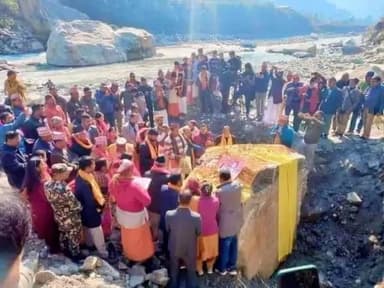 जय श्री राम 🚩
देव शिला #शालिग्राम का पत्थर, जो #पोखरा, #नेपाल से #अयोध्या, #भारत आ रहा है, रास्ते में भक्तों द्वारा पूजा की जा रही है
नेपाल के काली गंड़की नदी से प्राप्त 6 करोड़ वर्ष पुराने 2 शालीग्राम