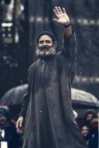गुलों में रंग भरे बाद-ए-नौ-बहार चले
चले भी आओ कि गुलशन का कारोबार चले
#BharatJodoYatraFinale