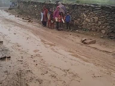 जहाज़पुर: धौड़ से नाडिया जाने वाले रास्ते का बुरा हाल छात्र छात्राये परेशान @mlagopichandmeena850 @dainkbhaskar #bhilwaranews @