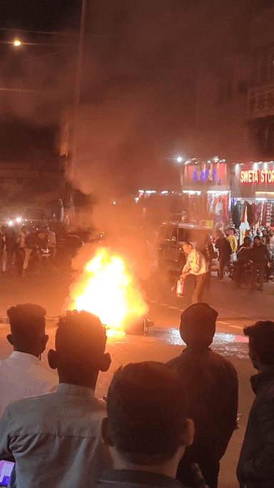 आदित्यपुर गम्हरिया: kandra bajar me achaanak bike me aag lagne se macha afratafri #kandra #jharkhand21